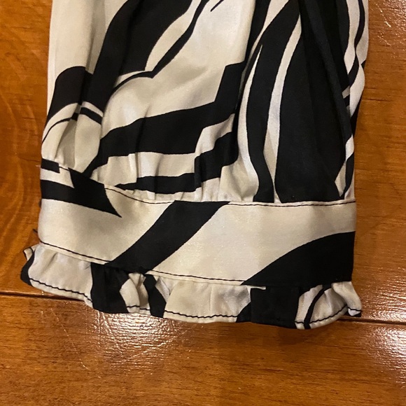 White House Black Market Black and White Off-Shoulder Blouse - Picture 4 of 9